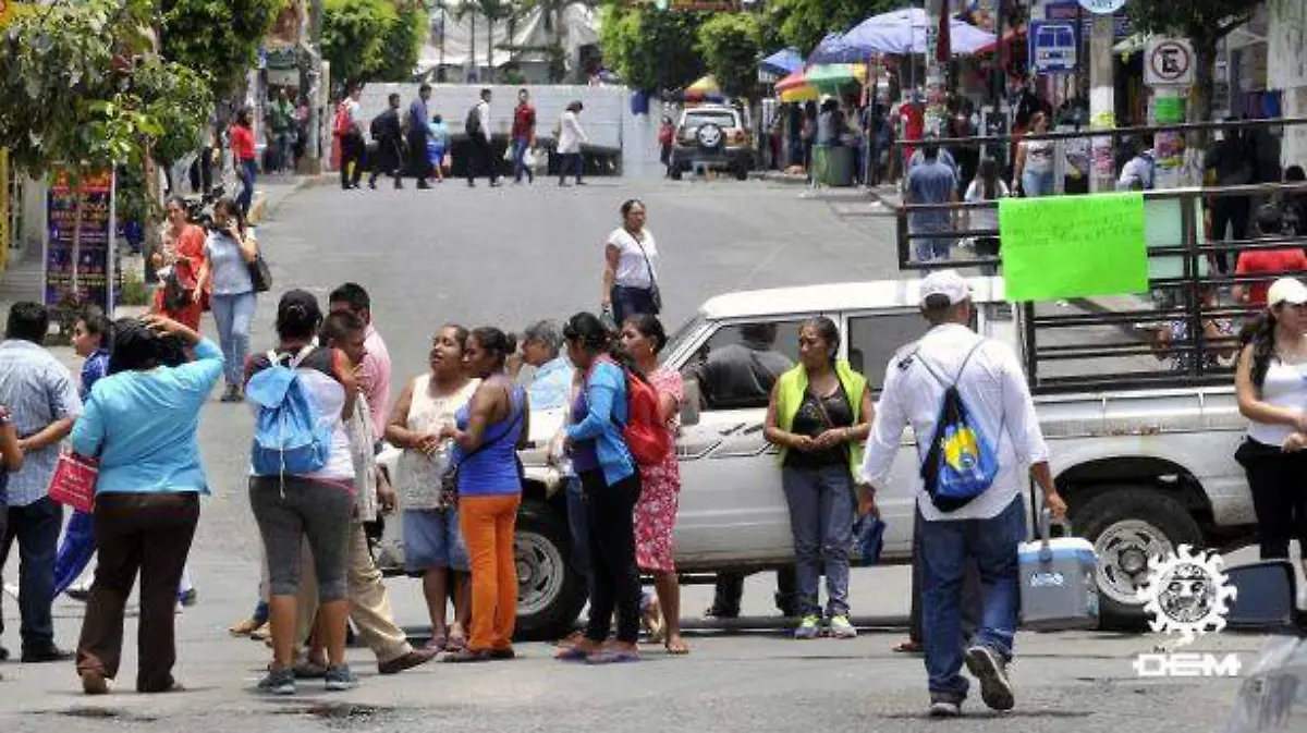 Chilpancingo - bloquean calles en protesta de maestros